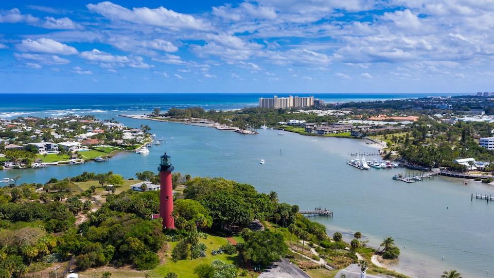 Jupiter,Florida,Lighthouse,With,Ocean,And,Sky,Background